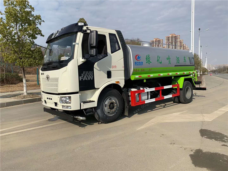 解放13吨J6洒水车