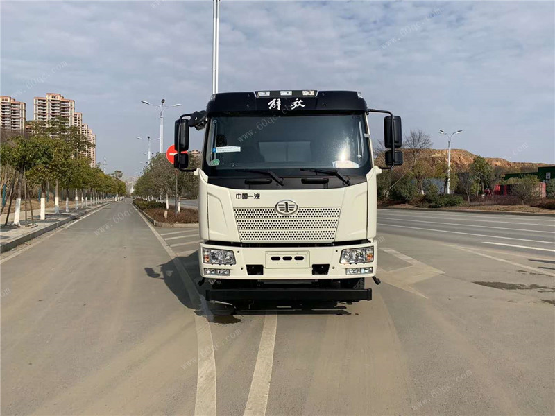 解放13吨J6洒水车